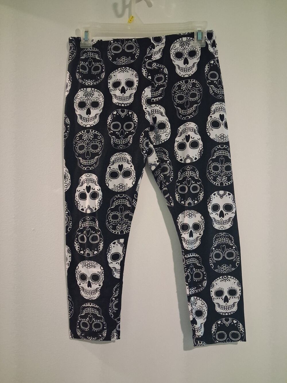 No Boundaries Women's Black/White Skull Print Capri Leggings Stretch size 7-9